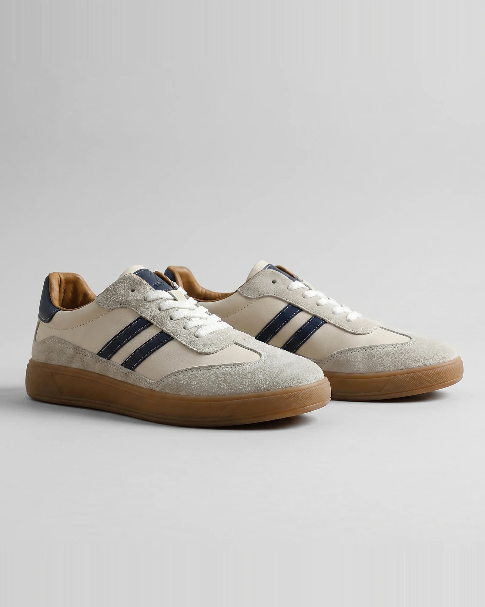 Men's Retro Sneakers White Breathable Mesh Lace-Up Casual Shoes - Valedrian — view 2