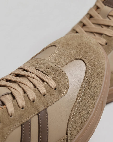 Retro Sneakers Men Cream Leather Suede Navy Gum Sole - Valedrian — view 11